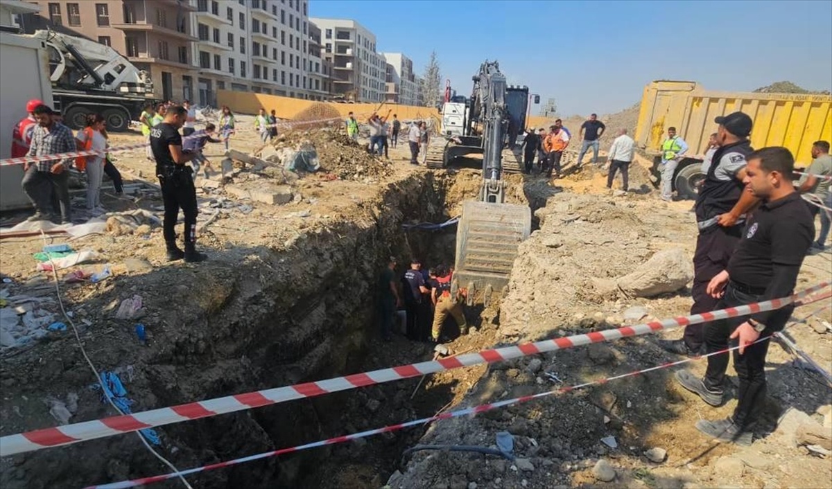 Hatay Antakya\'da altyapı çalışmasında göçük altında kalan 2 işçi yaralı kurtarıldı