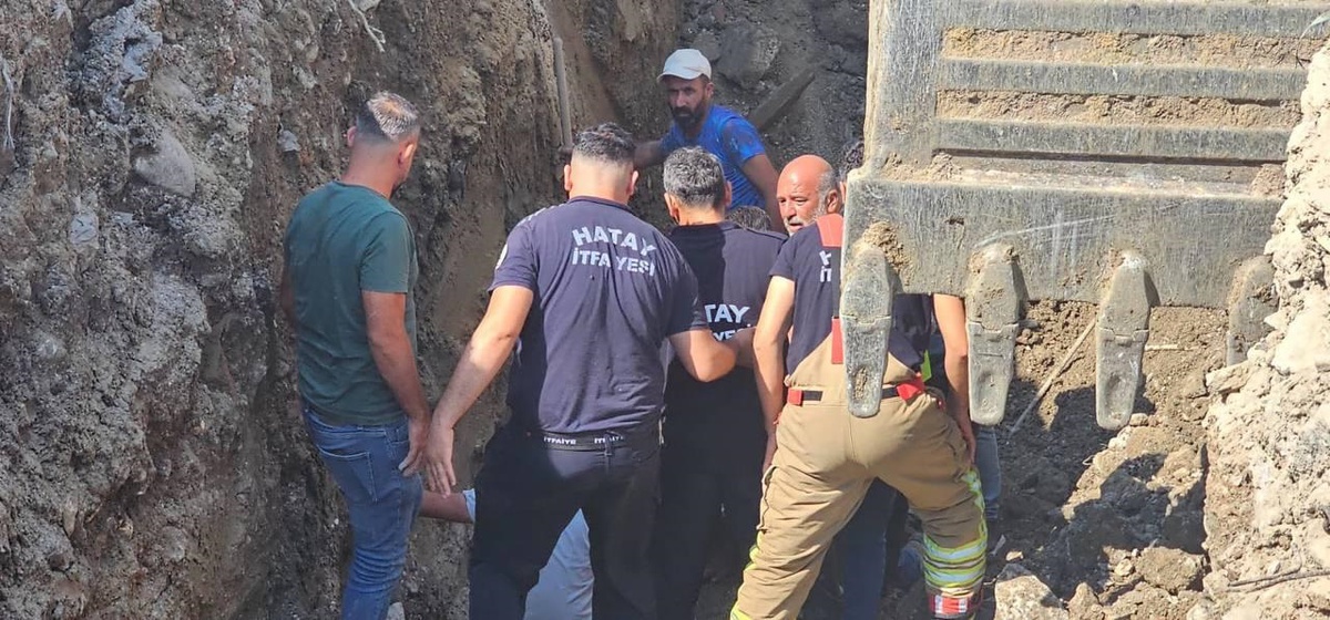 Hatay Antakya\'da altyapı göçüğünde 2 işçi yaralı kurtarıldı