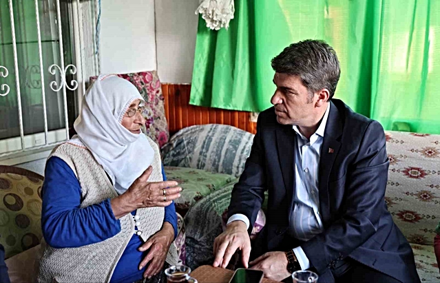 Amasya Taşova'da üç engelli çocuğunun bakımını üstlenen anneyi Vali Bakan evinde ziyaret etti