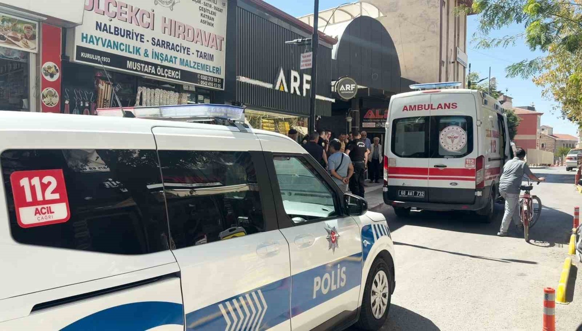 Aksaray\'da alkollü şahıs hırdavatçıdan aldığı bıçakla kendini yaraladı
