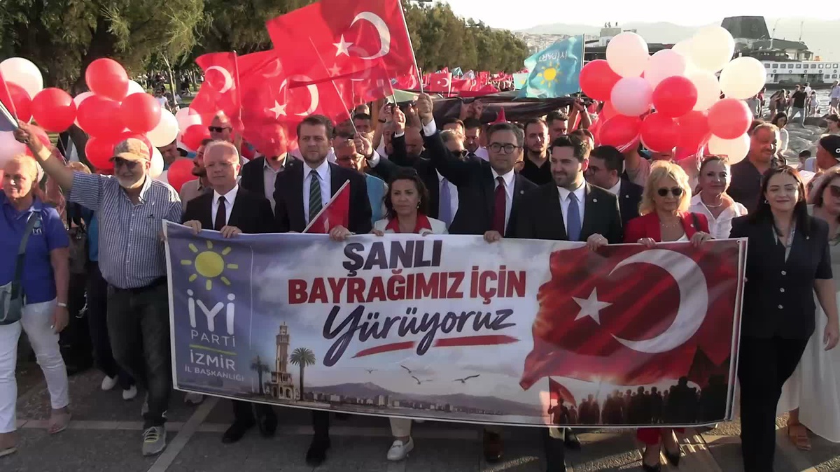 İYİ Parti, İzmir\'in kurtuluşunun 104. yılında Konak\'tan Cumhuriyet Meydanı\'na yürüdü