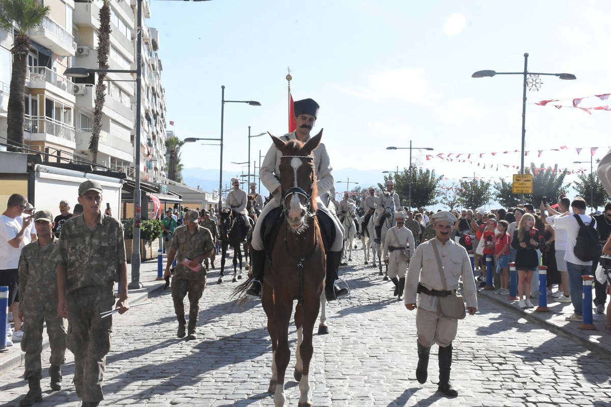 İzmir\'in kurtuluş kutlamalarında Atlı Süvari Birlikleri ve SOLOTÜRK gösteri yaptı