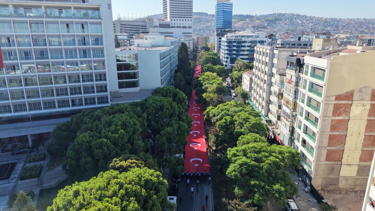 İzmir\'in kurtuluşunun 104\'üncü yılında 350 metrelik bayraklı Zafer Yürüyüşü coşkusu