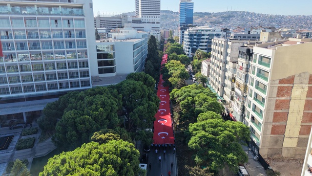 İzmir'in kurtuluşunun 104'üncü yılında 350 metrelik bayraklı Zafer Yürüyüşü coşkusu