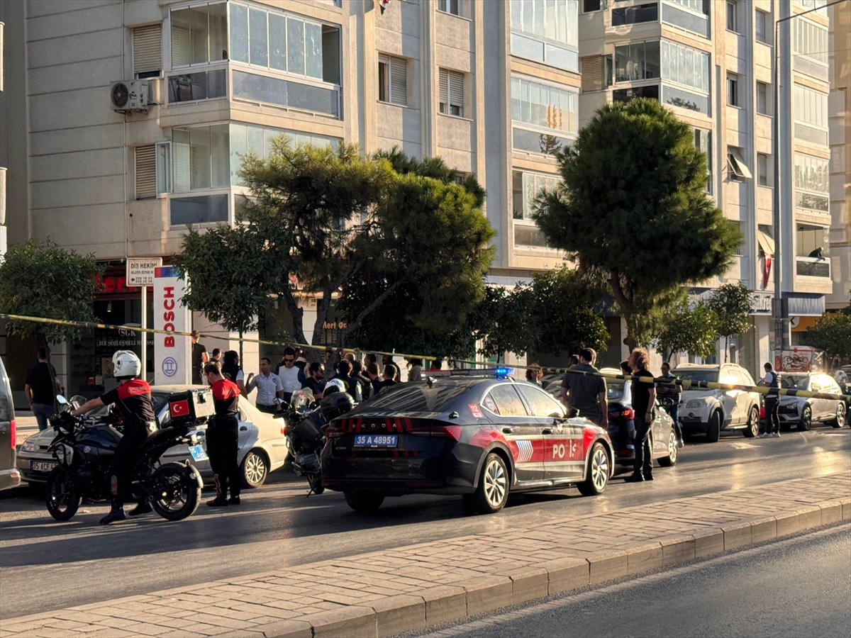 İzmir Karabağlar\'da bankada silahlı rehin alma iddiasına polis müdahalesi sürüyor