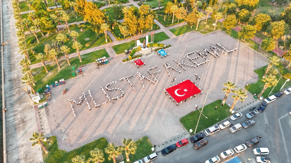 İzmir Aliağa\'da Ülkü Ocakları üyeleri 9 Eylül için \'Mustafa Kemal\' koreografisi yaptı
