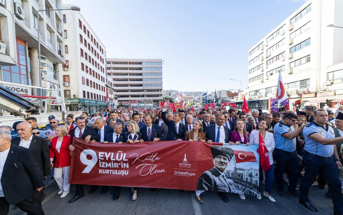 İzmir’de zafer yürüyüşü