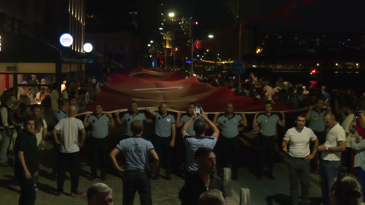 İzmir\'in kurtuluşunun 104. yılında 350 metrelik dev bayrakla fener alayı yapıldı