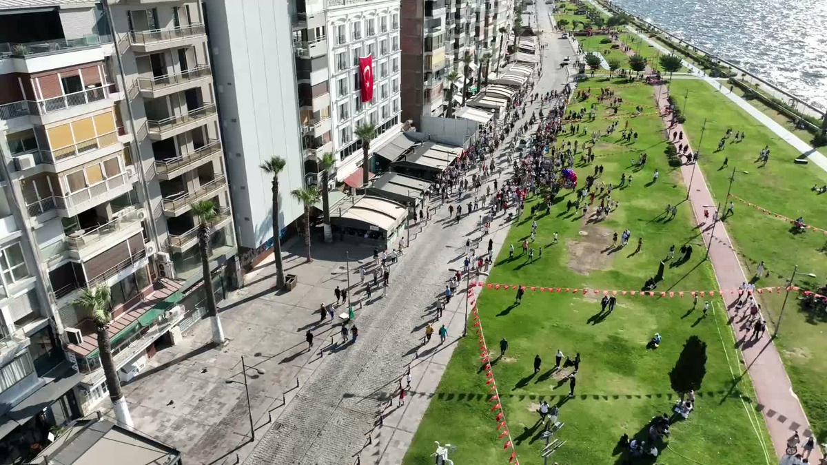 İzmir\'in kurtuluşunun 104. yılında atlı süvariler Kordon\'da vatandaşlarla buluştu