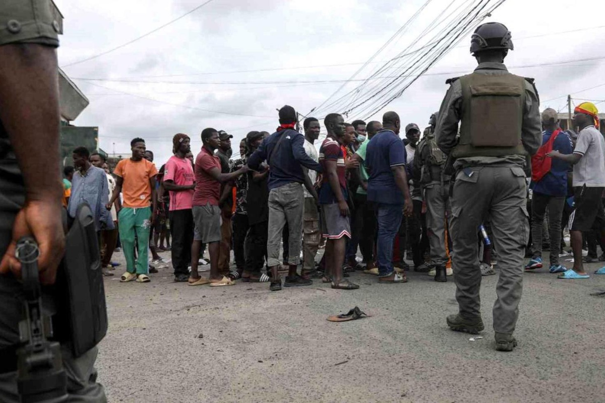 Kamerun\'da akıllara durgunluk veren olay! 1 polis öldürüldü, 6 öğretmen kaçırıldı