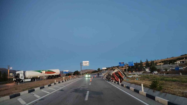 Isparta Yalvaç'ta kamyonet ile LNG tankeri çarpıştı, 3 yaralı