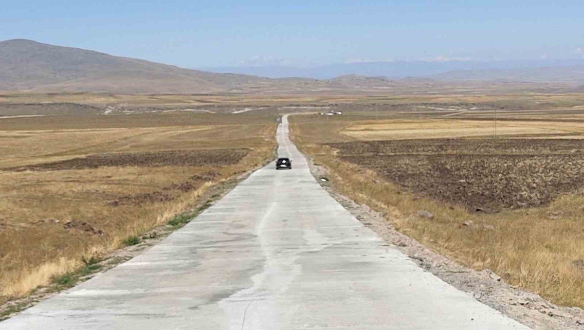 Kars Valisi Polat ve Milletvekili Çalkın, Yağlıca Köyü\'nde tamamlanan beton yolu inceledi