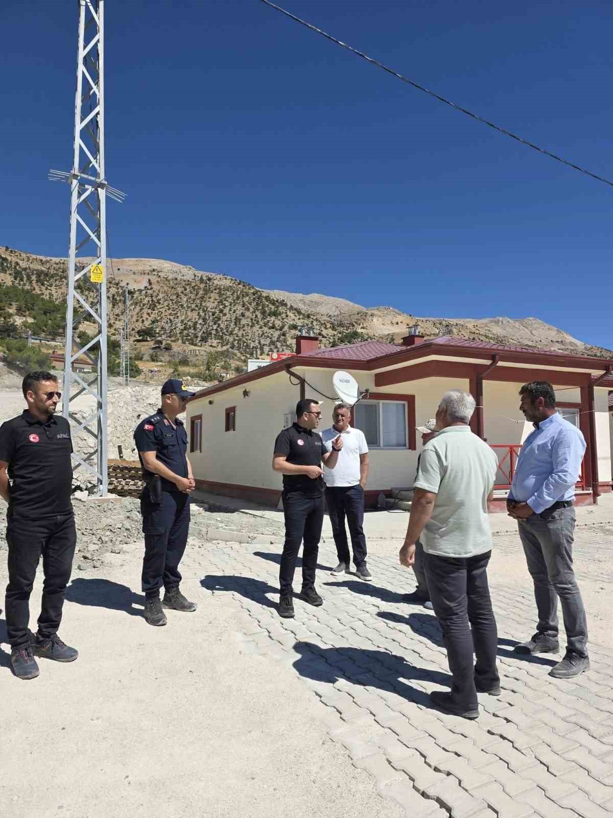 Gölbaşı Kaymakamı Algın deprem konutlarının taş duvar çalışmalarını inceledi
