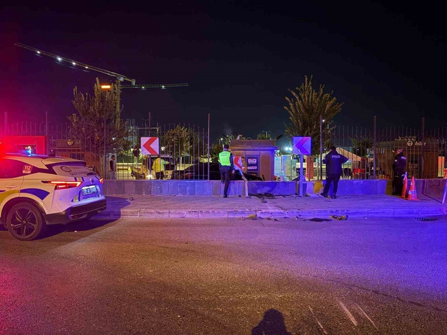 Kayseri Melikgazi'de alkollü sürücü duvarı aşarak millet bahçesine girdi