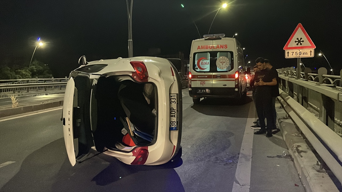 Kayseri Kocasinan'da iki otomobil çarpıştı, bir sürücü yaralandı