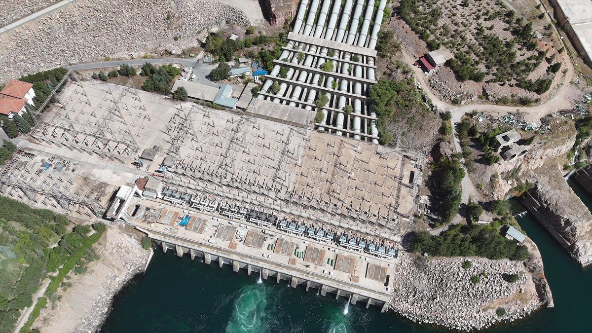 Keban HES 52 yılda 294 milyar kilovatsaatlik üretimle Türkiye\'ye kesintisiz enerji sundu