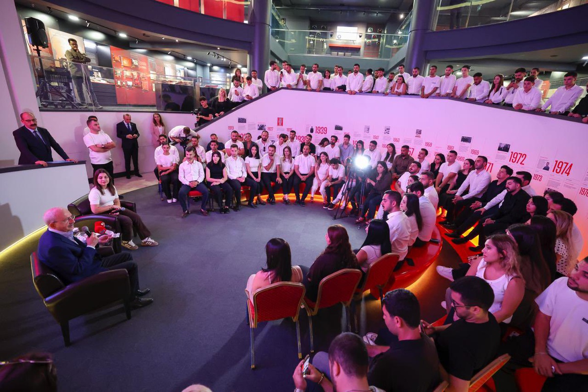 Kılıçdaroğlu CHP\'nin 103. yılında 103 gençle buluştu, sorularını yanıtladı
