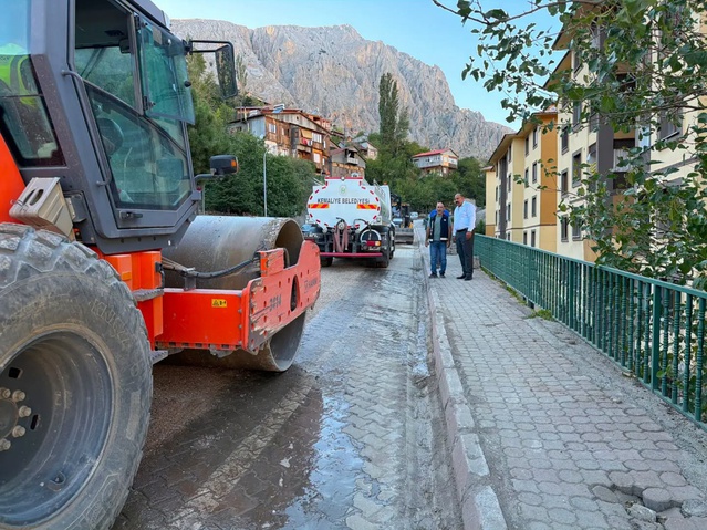 Erzincan Kemaliye'de doğalgaz altyapı çalışmaları ulaşım aksamadan sürüyor