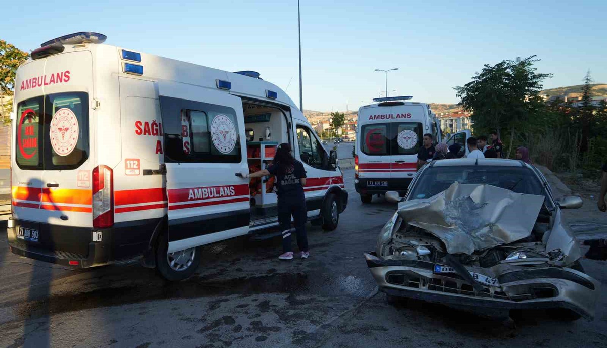 Kırıkkale\'de minibüs ile otomobil çarpıştı, 3 kişi yaralandı