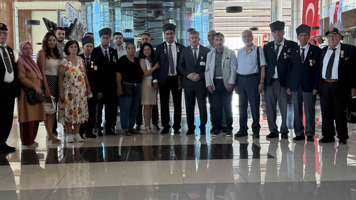 Edremit\'in kurtuluş yıl dönümünde Kocaseyit Havalimanı\'nda gazilere yemekli program düzenlendi