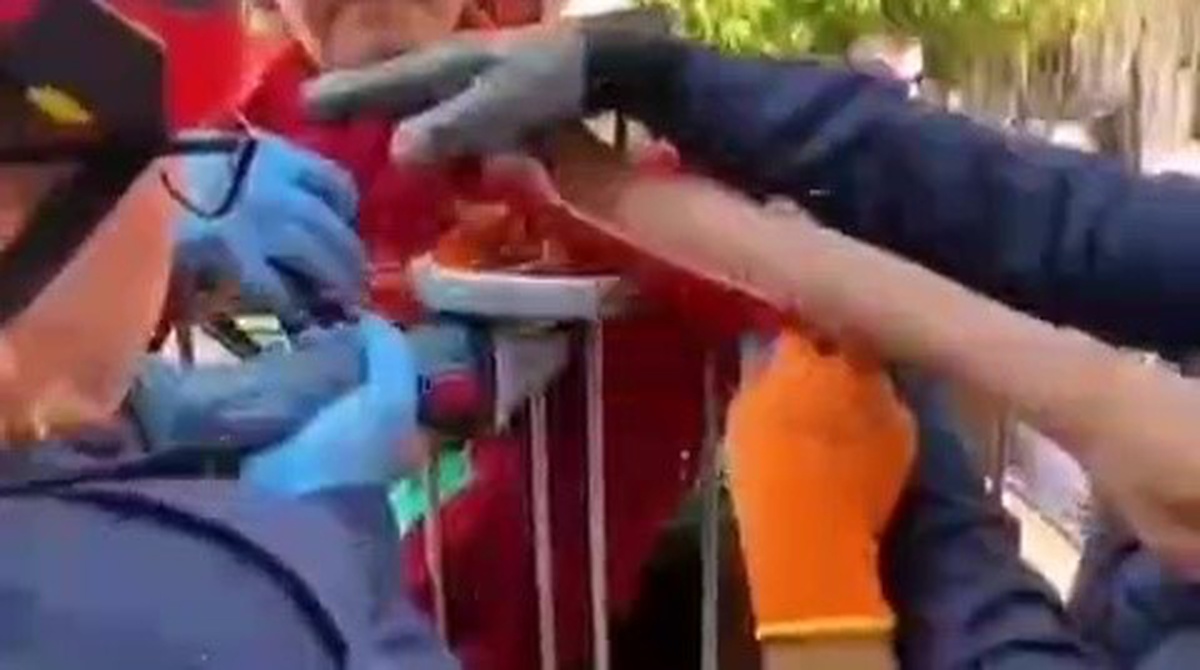 Adana\'da çocuğun koluna saplanan korkuluk demiri CANKUR tarafından kesilip çıkarıldı