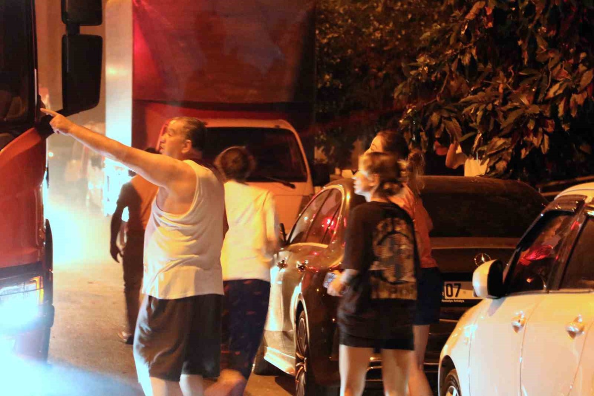 Antalya Muratpaşa\'da apartman dairesinde yangın yarım saatte söndürüldü