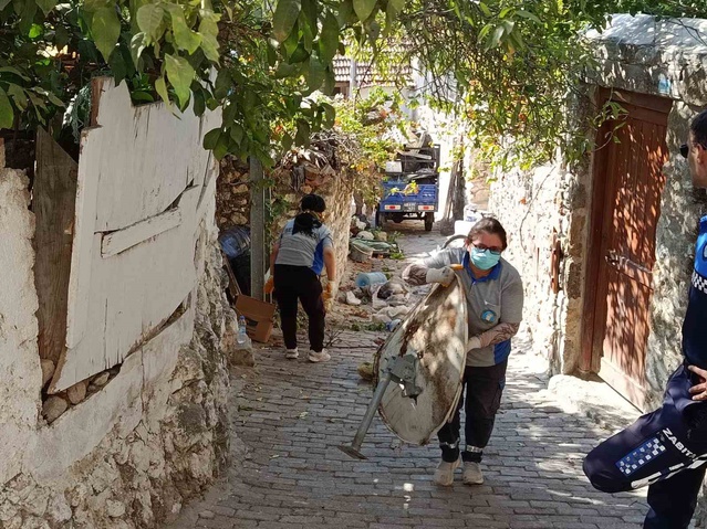 Kötü kokuların yayıldığı çöp evden 5 ton çöp çıkarıldı