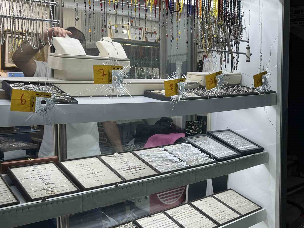 Küçükçekmece\'de gümüşçüye silahlı saldırıda kaçan şüpheliyi esnaf yakalattı