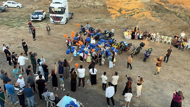 Tekirdağ Çorlu'da lösemiyi yenen 6 yaşındaki Hamza'nın sünnet düğününde balonlar uçuruldu