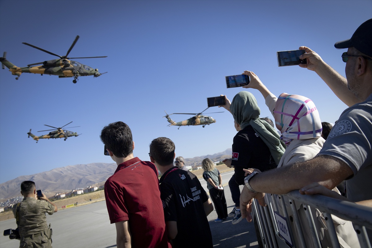 Malatya\'daki İHA yarışında 113 takım mücadele ediyor, ATAK helikopterleri gösteri yaptı