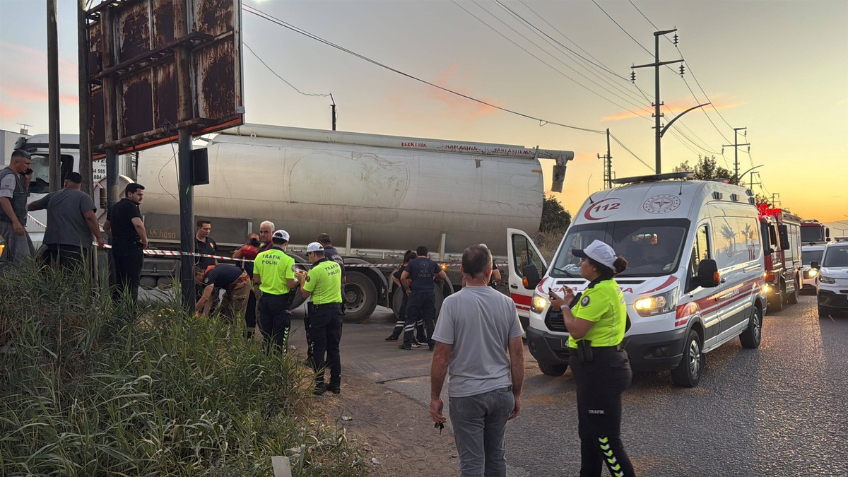 Manisa Turgutlu'da kamyonla çarpışan motosiklet sürücüsü 17 yaşındaki genç hayatını kaybetti