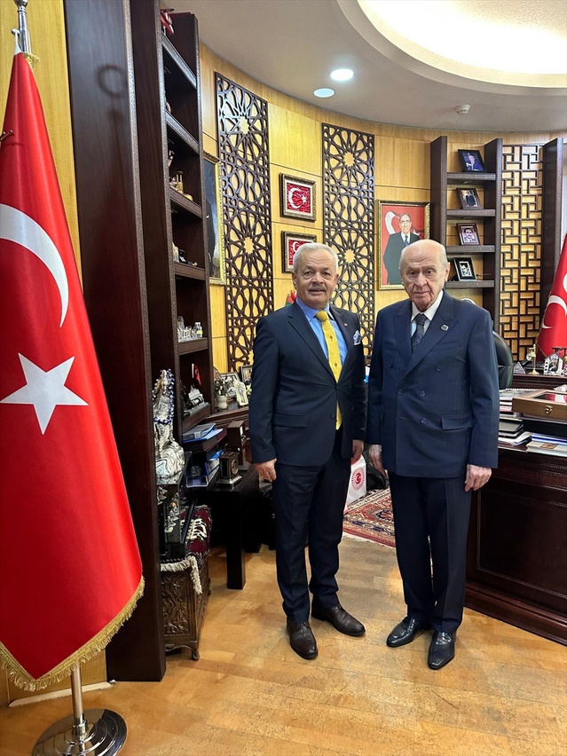 Kırklareli MHP İl Başkanı Savaşan, Bahçeli'ye il kongresi davetiyesini takdim etti