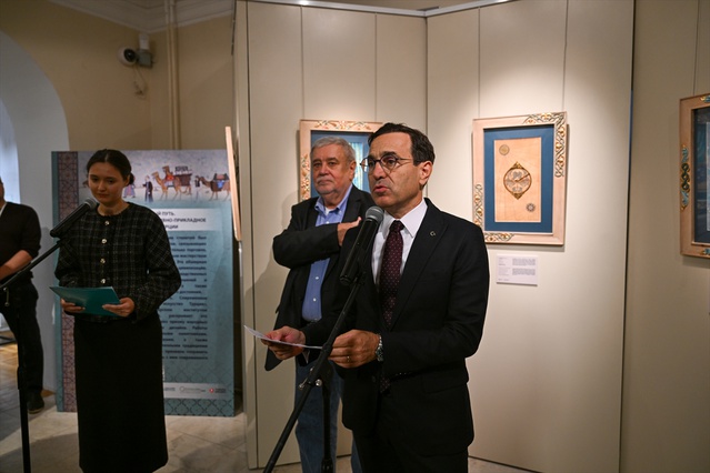 Moskova'da İzmir Olgunlaşma Enstitüsü'nün 'İpek Yolu' temalı sergisi sanatseverlerle buluştu