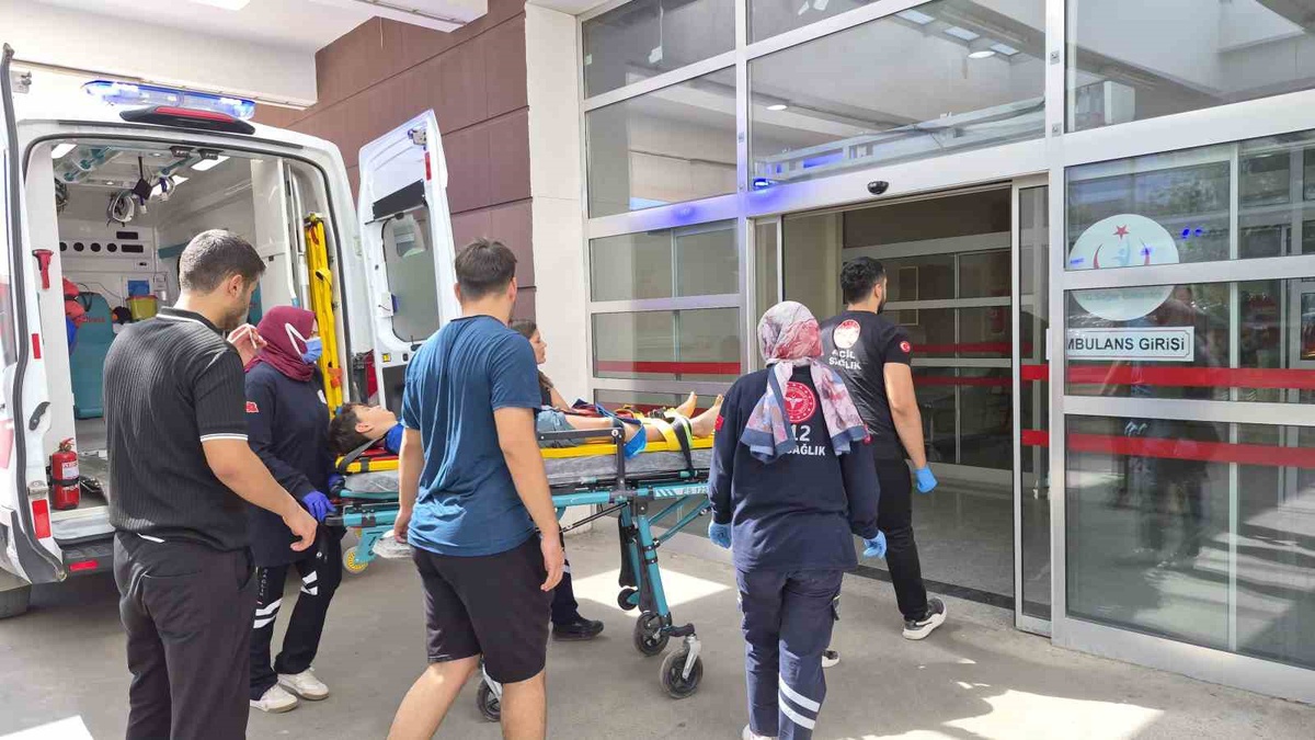 Adıyaman\'da motosiklet ile bisiklet çarpıştı, 11 yaşındaki çocuk yaralandı