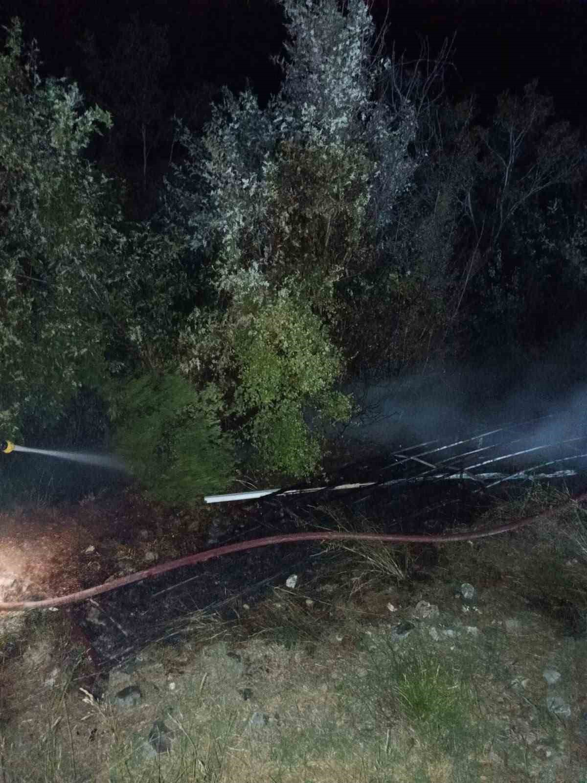 Osmaniye Düziçi\'nde orman yangını ekiplerin hızlı müdahalesiyle büyümeden söndürüldü