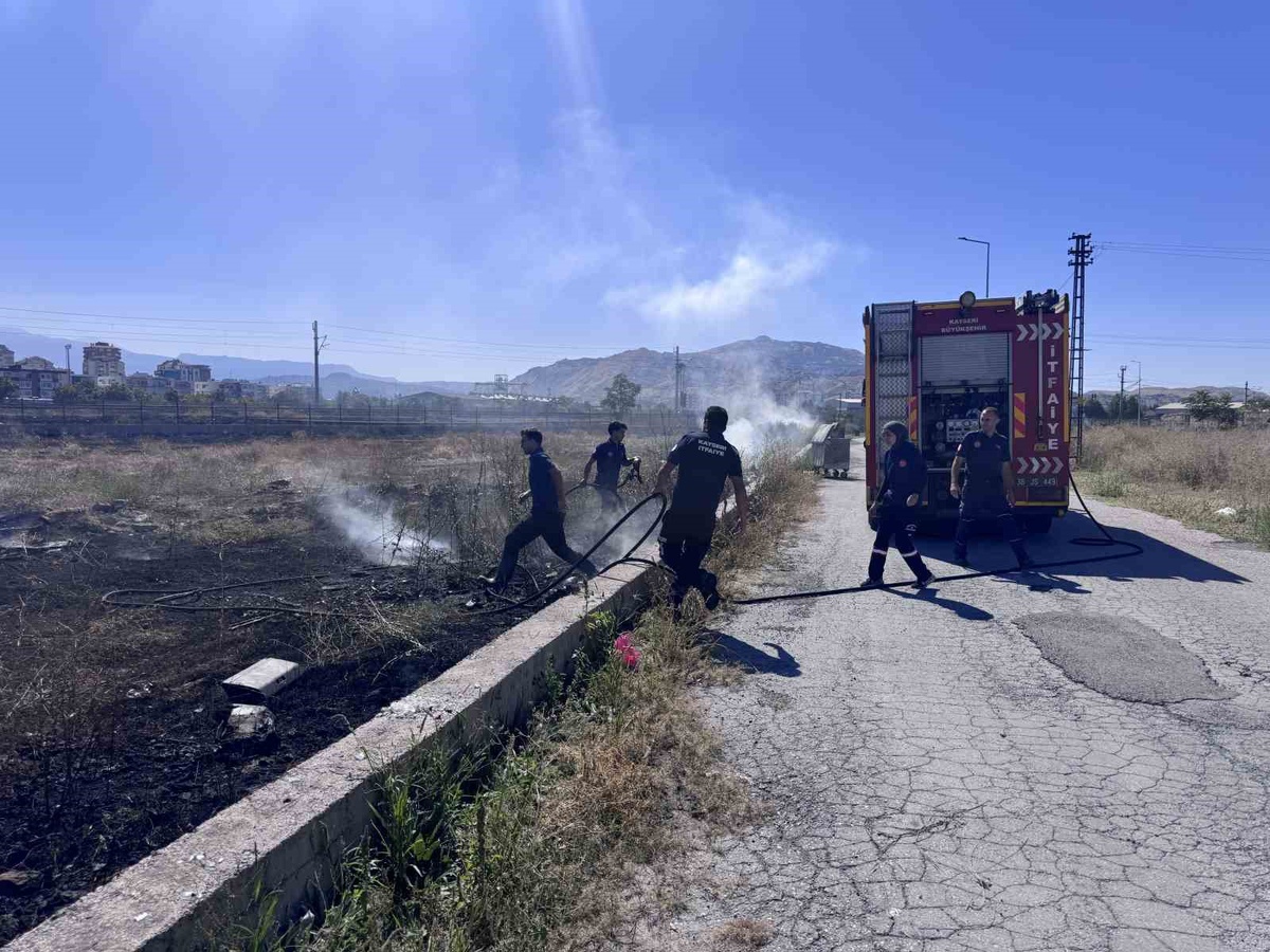 Kayseri Kocasinan'da çıkan ot yangınında 6 dönüm alan kül oldu