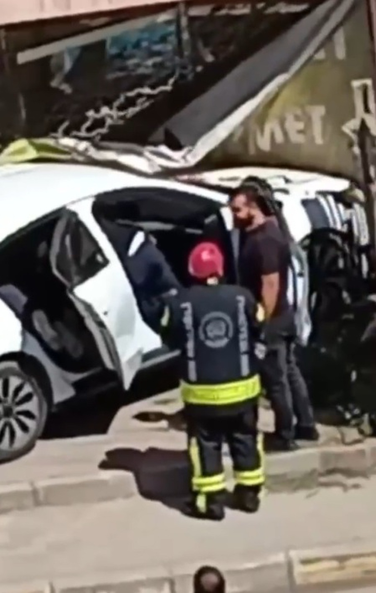Kocaeli Derince\'de otomobil apartman altındaki iş yerine daldı, sürücü yaralandı
