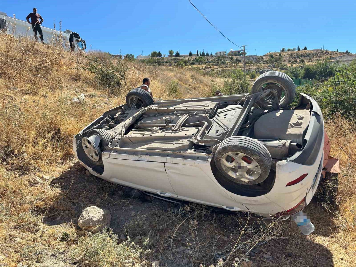 Adıyaman Besni'de otomobil takla atıp şarampole yuvarlandı, 2 kişi yaralandı