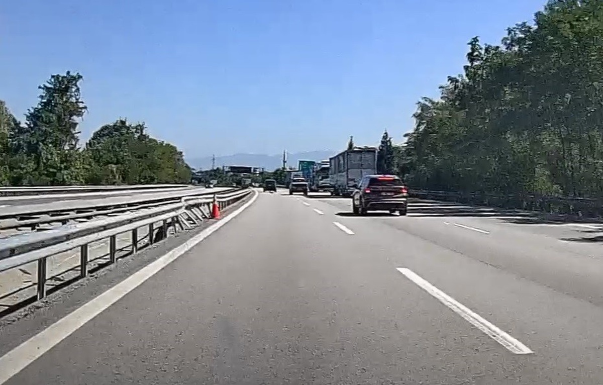 Anadolu Otoyolu\'nda seyir halindeki SUV\'un tamponu koptu, sürücü kazayı önledi