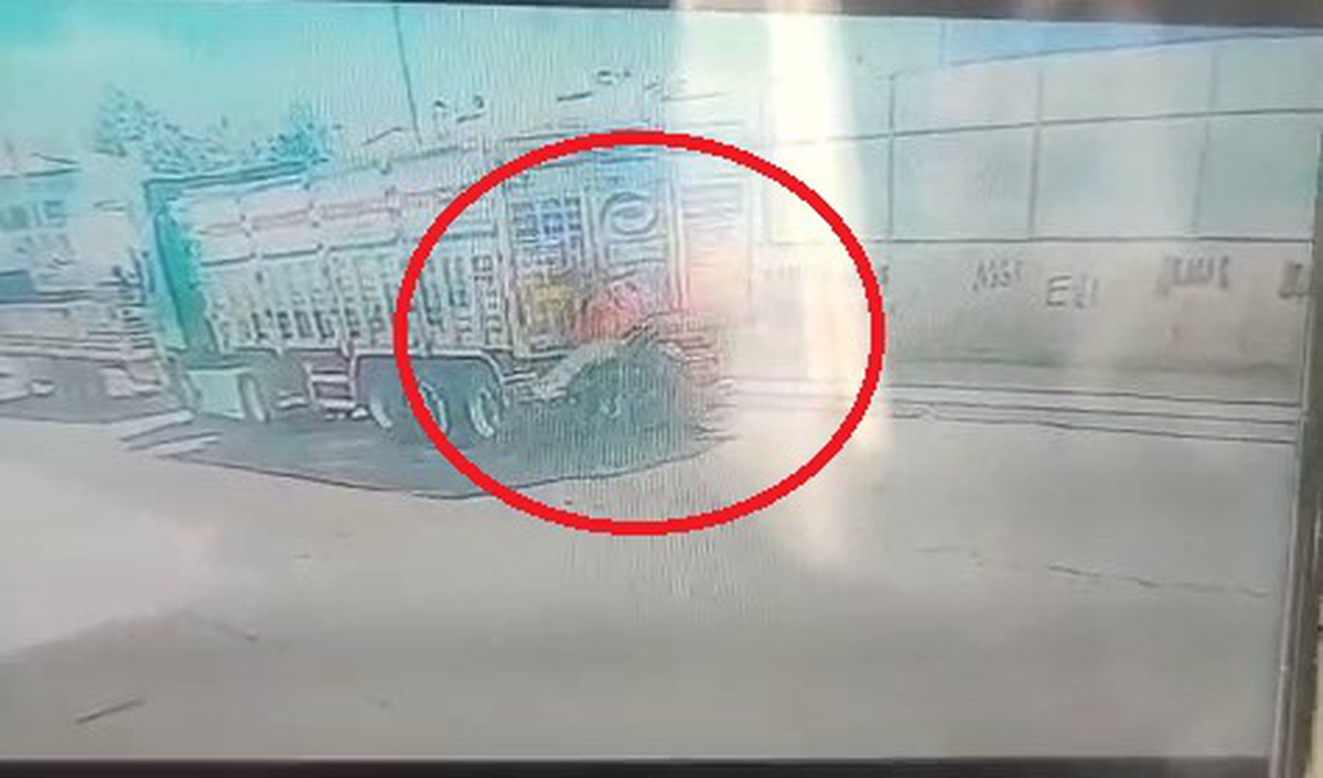 Park halindeki TIR’a çarpan motosikletin sürücüsü ağır yaralandı; kaza kamerada