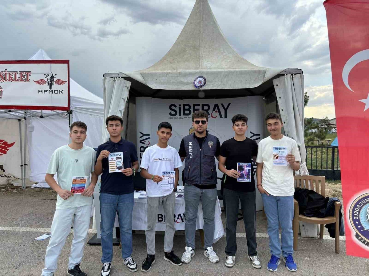 Afyonkarahisar\'daki MXGP\'de polis 105 bin kişiye siber güvenlik anlattı