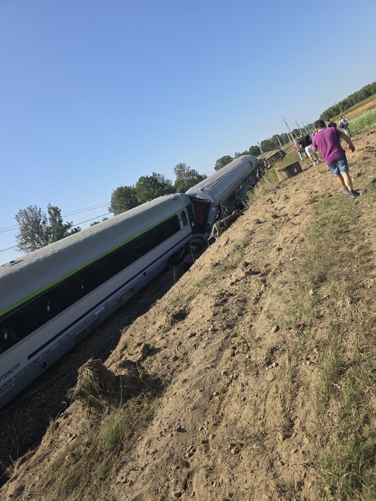 Polonya\'da yolcu treni kamyonla çarpıştı, Bir kişi öldü