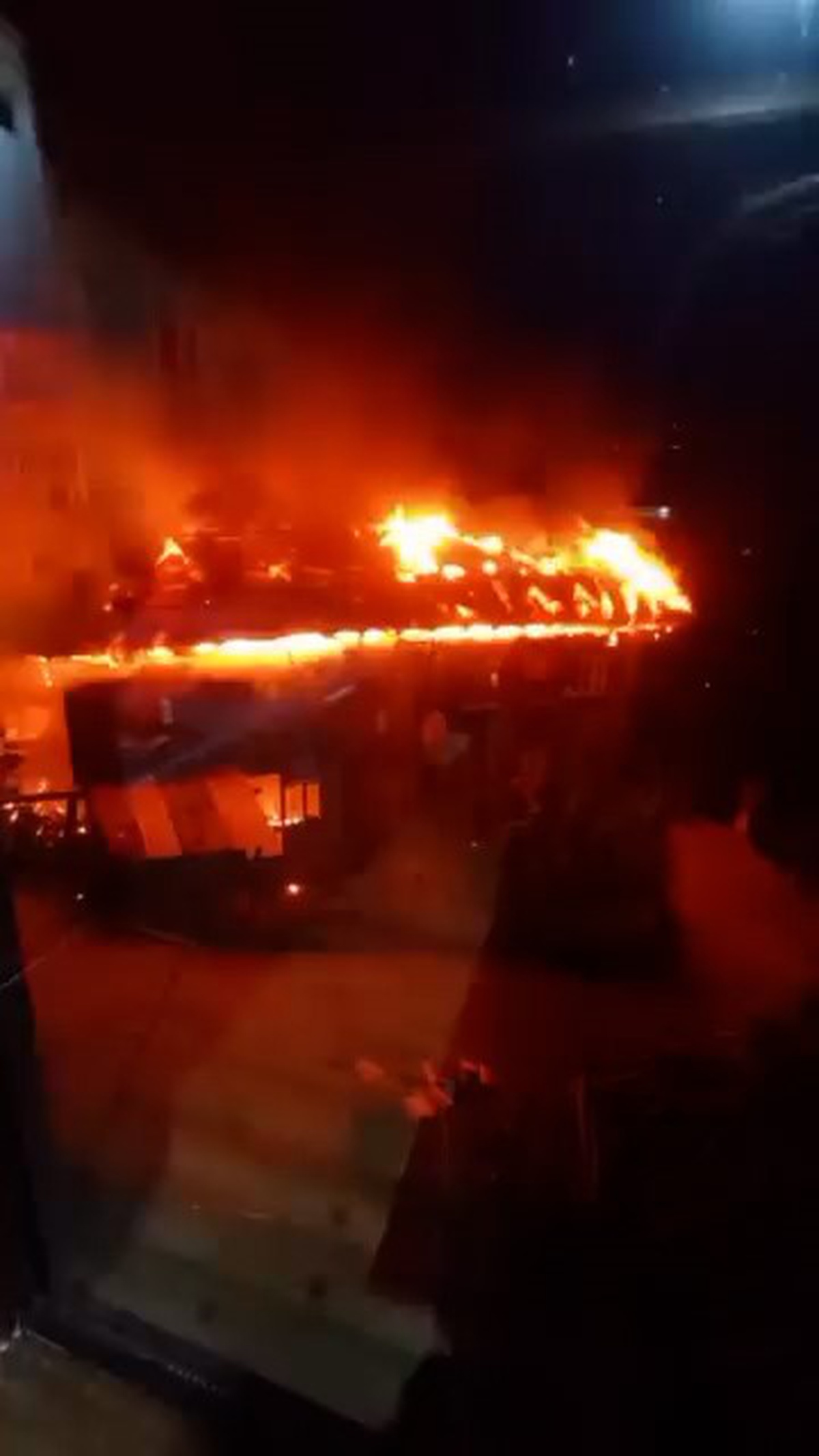 Rize Çamlıhemşin\'de evde çıkan yangını mahalle sakinleri büyümeden söndürdü