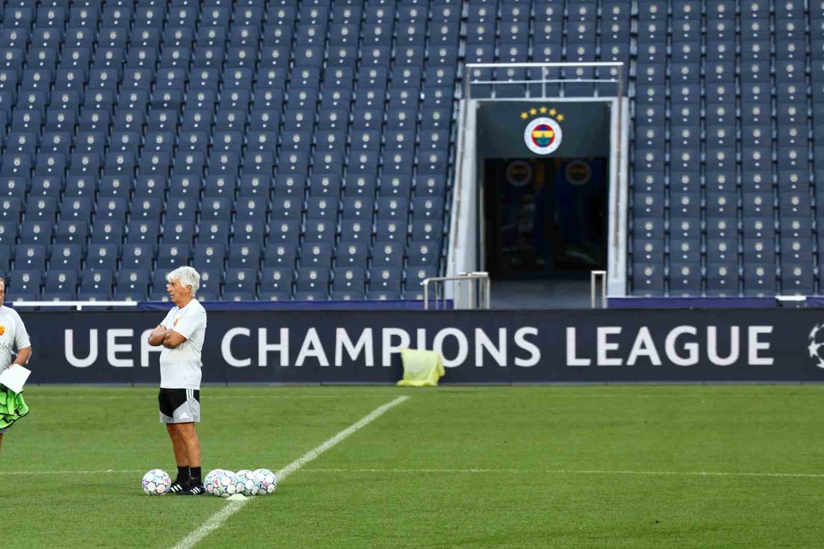 Roma, Fenerbahçe maçı öncesi son antrenmanını Kadıköy'de tamamladı