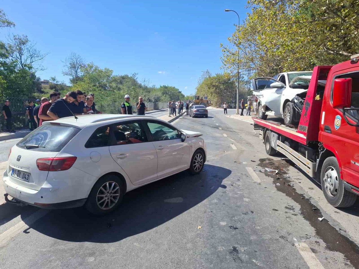 Beton pompa aracı Sancaktepe’de karşı şeride geçip 3 araca çarptı; 5 kişi yaralandı