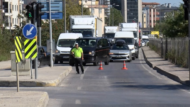 Sancaktepe'de beton pompası mikserle çarpışıp 3 araca ve duvara saplandı, 5 kişi yaralandı