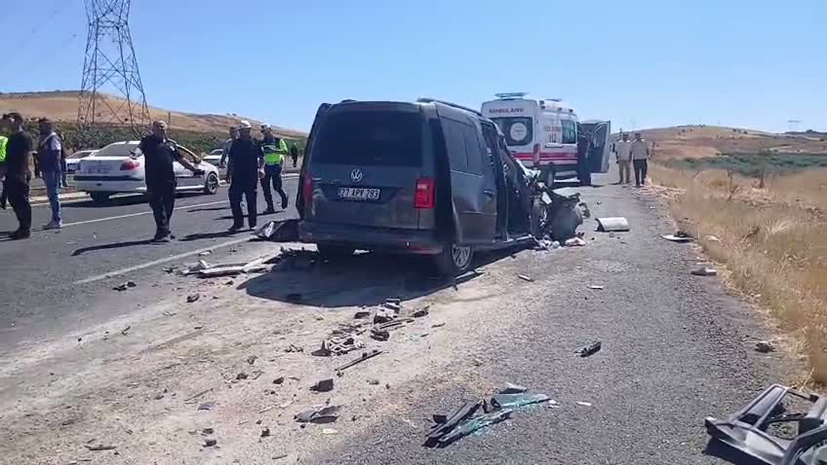 Şanlıurfa Bozova'da taziyeden dönen ailenin otomobili kamyona çarptı, 4 kişi öldü
