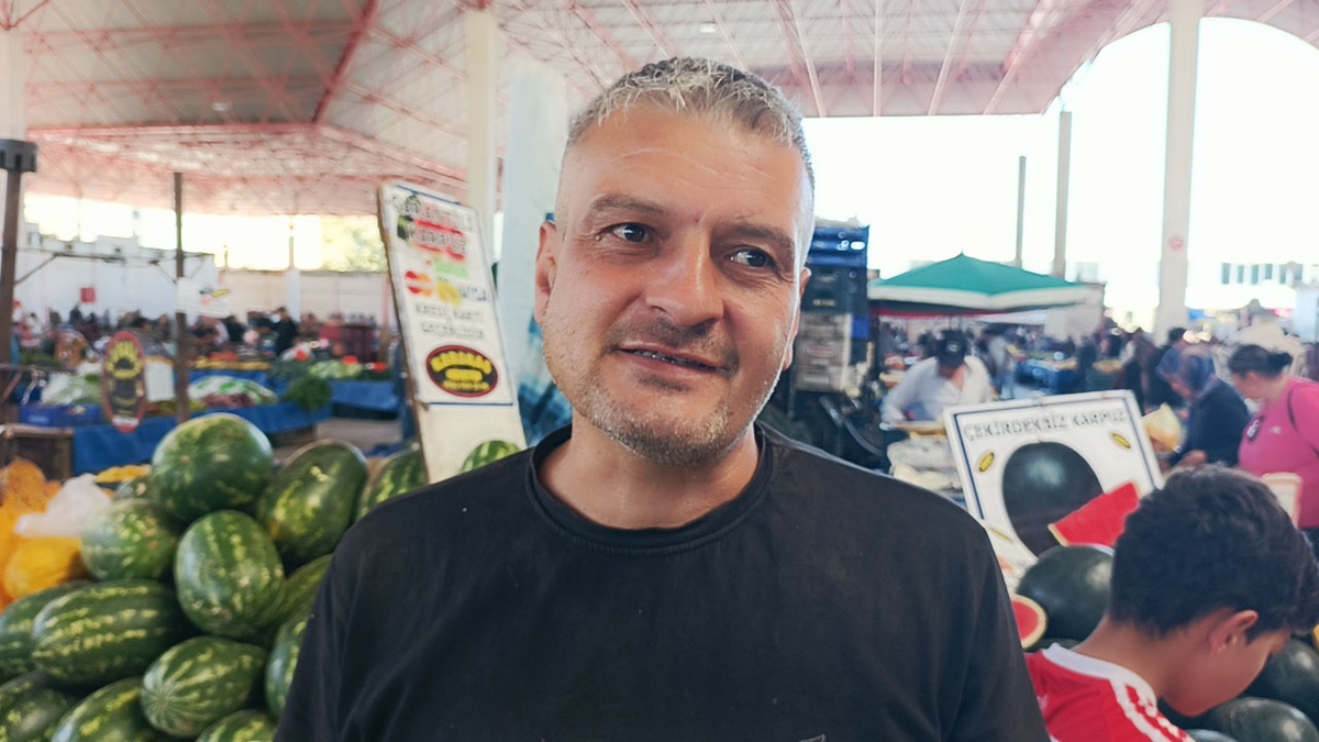 Satış yerinden karpuz alıp, helallik istediler; o anlar kamerada