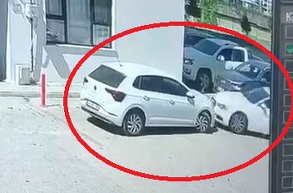 Sitede otomobil, park halindeki araca ardından duvara çarptı; kaza kamerada