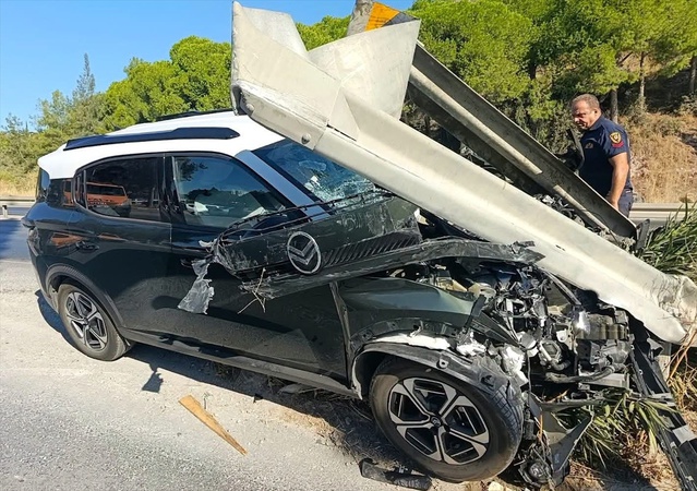 Aydın Söke'de otomobil bariyerlere çarptı, sürücü yaralanarak hastaneye kaldırıldı